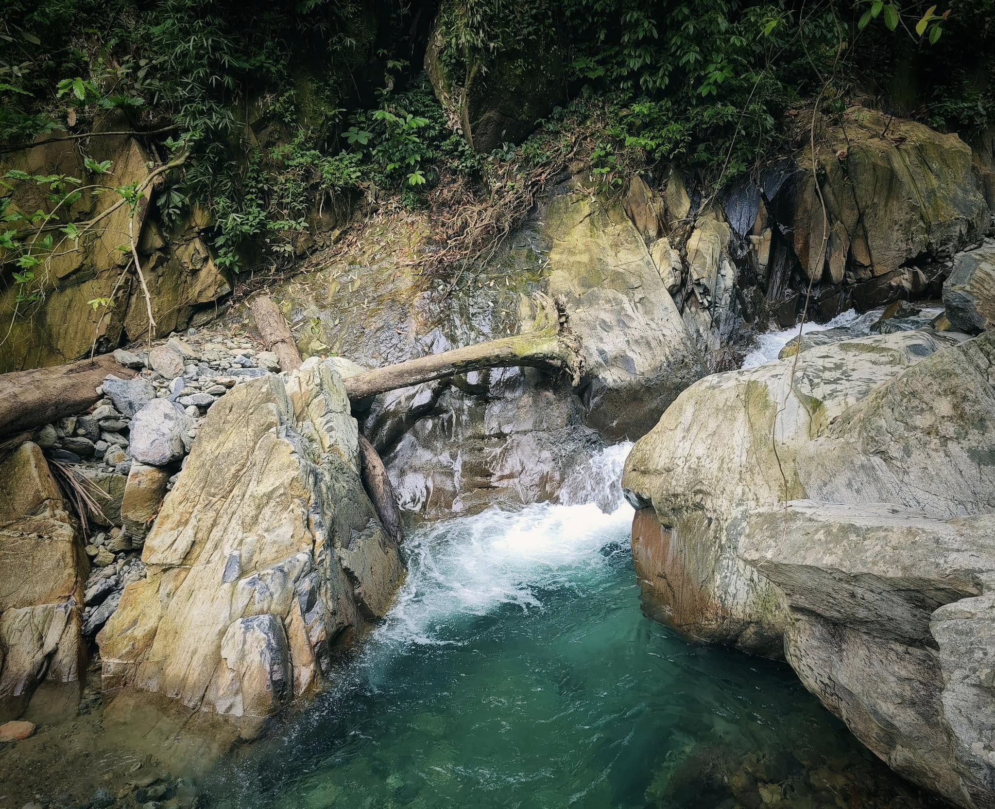 Experience the Beauty and Adventure of Cua Tu Stream. Experience the Beauty and Adventure of Cua Tu Stream.